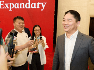 China's E-commerce Tycoon Richard Liu Cruises into Yacht Industry