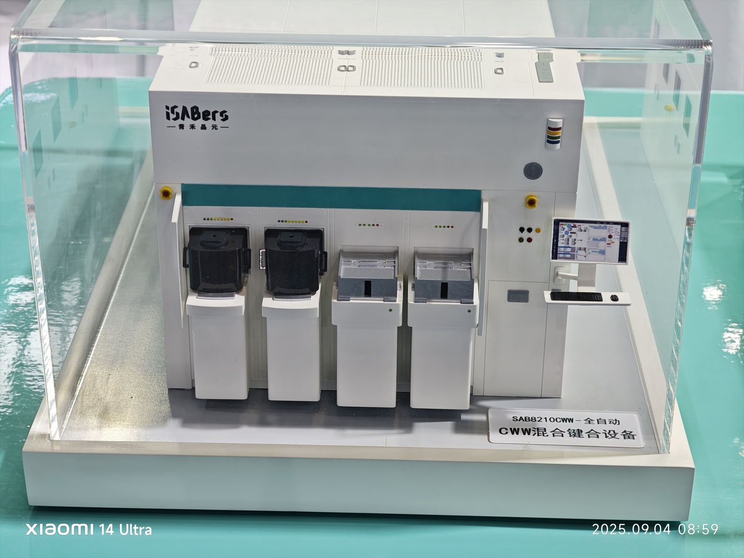 (Image source: Model of a semiconductor hybrid bonding device, photographed during the 2025 Semiconductor Equipment Annual Conference)