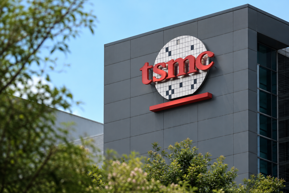 Two Markets in One Index: Megacap Holds, Chips Consolidate, TSMC Decides Tomorrow
